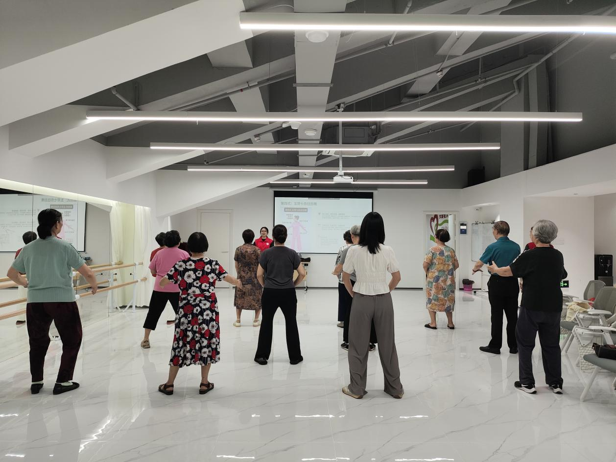 闲养身心 乐享晚年|白石洲东社区开展长者八段锦小组活动