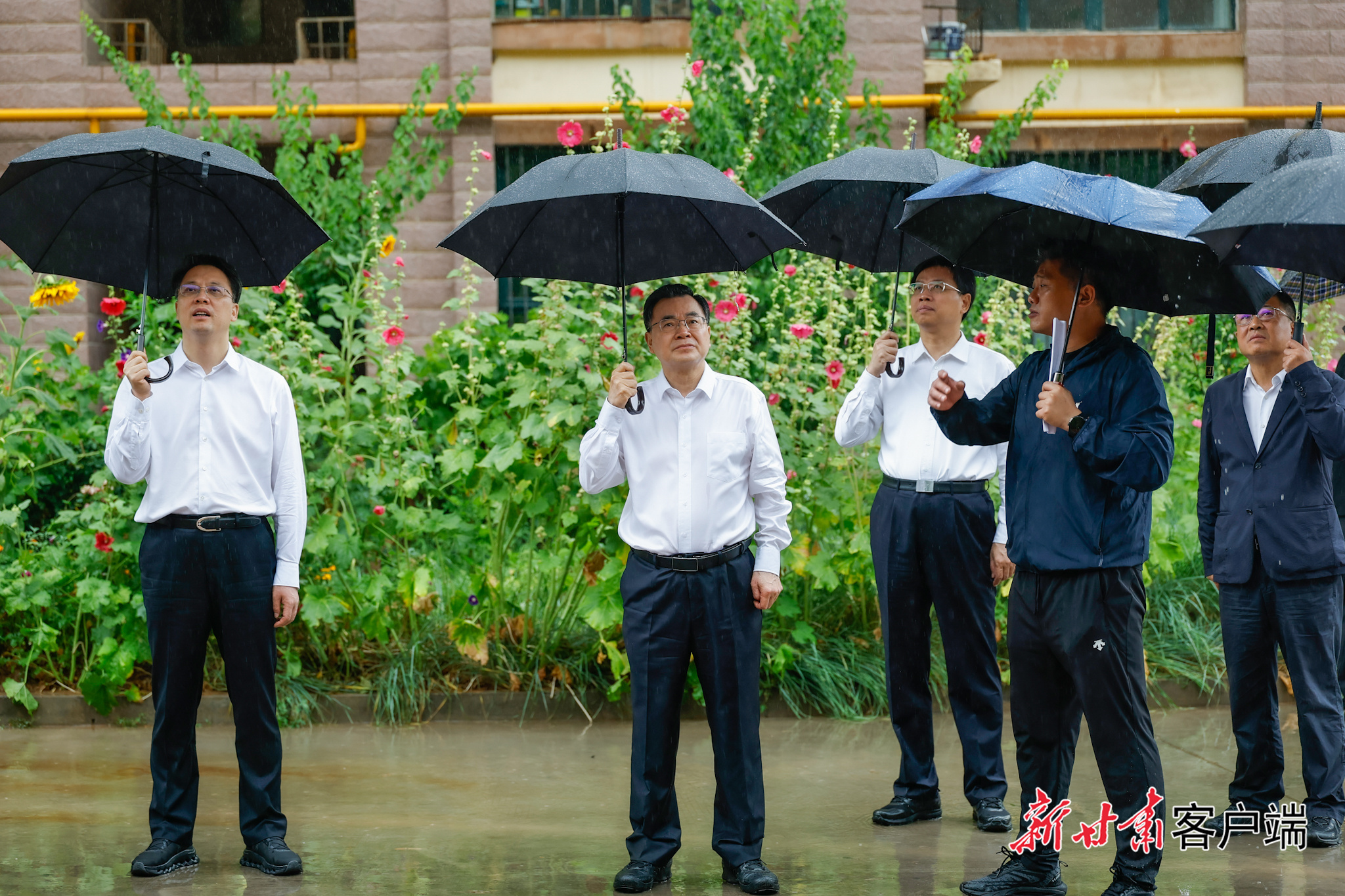 7月11日,省委书记、省人大常委会主任胡昌升在兰州市调研督导防汛备汛、地质灾害防治工作,带领地质灾害防治专家实地开展隐患摸排,查找问题并提出解决方案。新甘肃·甘肃日报记者 孟捷