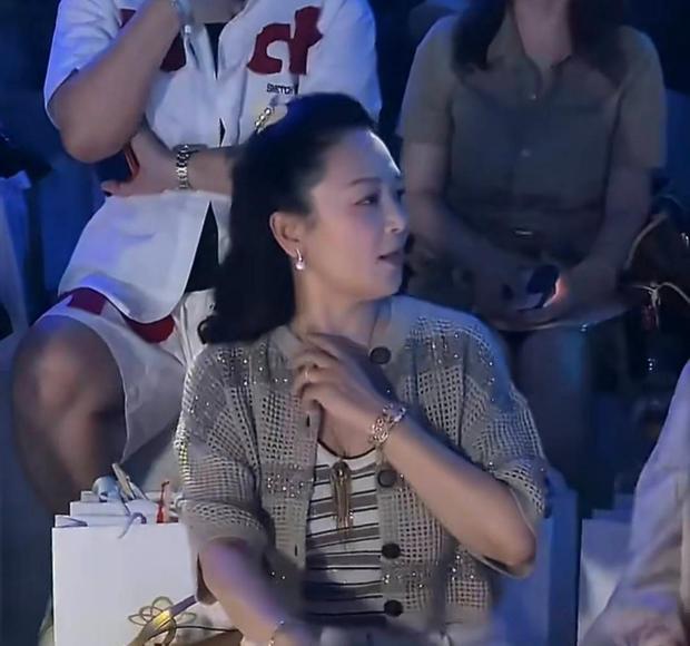 陈红亲和大方。