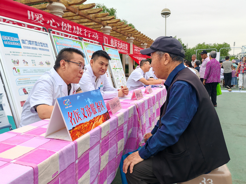 县医院医疗专家正在为前来咨询的群众耐心解答各类健康疑问