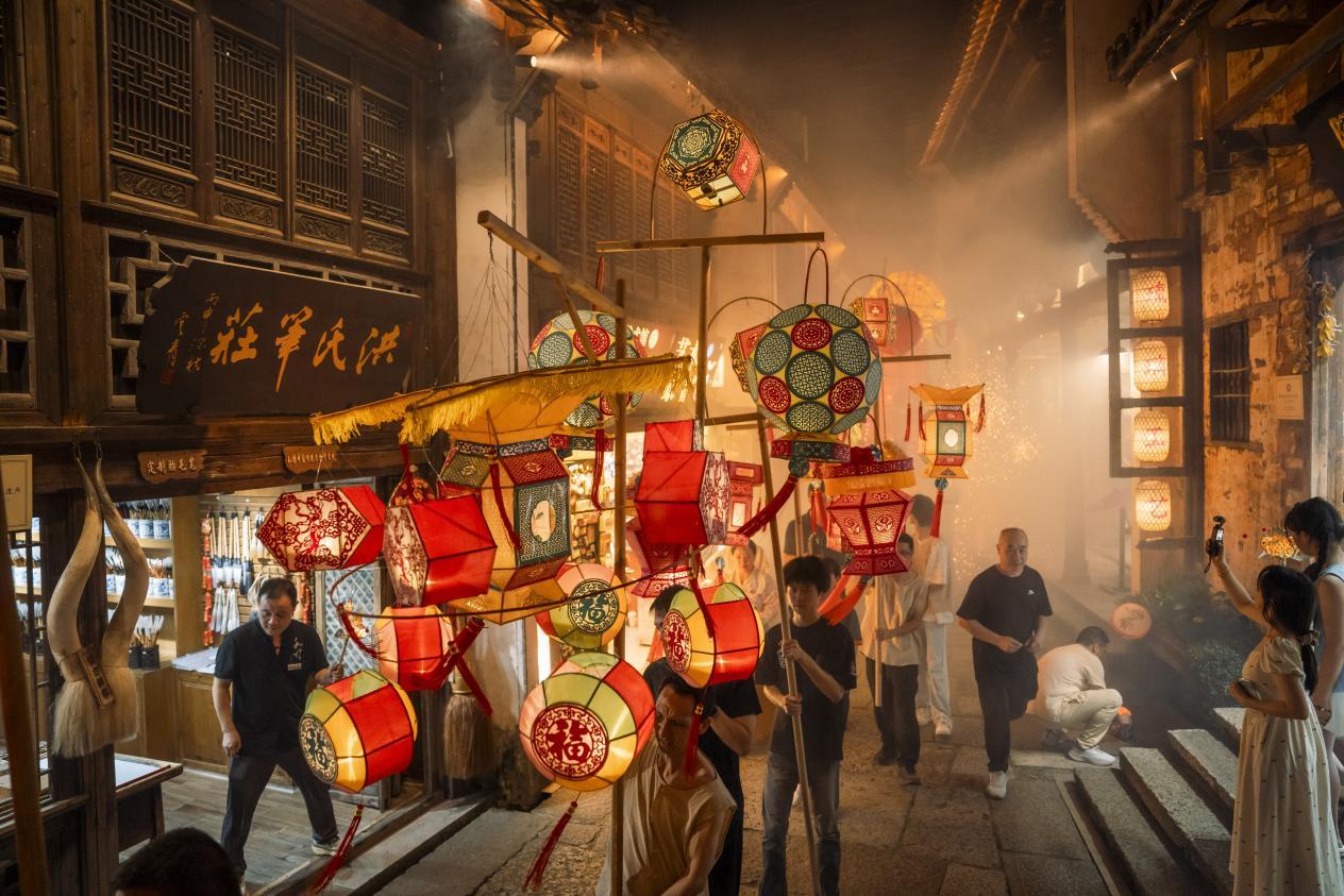 深耕夜间文旅业态 篁岭乡村非遗夜焕新上线