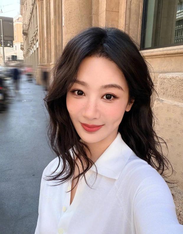 杨紫笑容满面，心情大好。