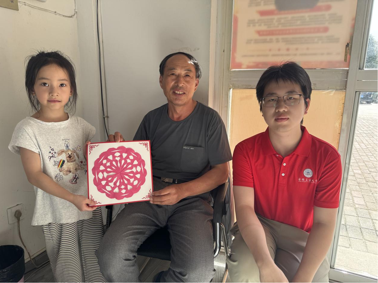 安徽和县双严社区：巧手剪纸韵 指尖传文明