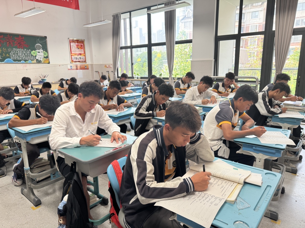 跨越山海点亮你——宁波“徐爸爸”和29个凉山孩子的3年