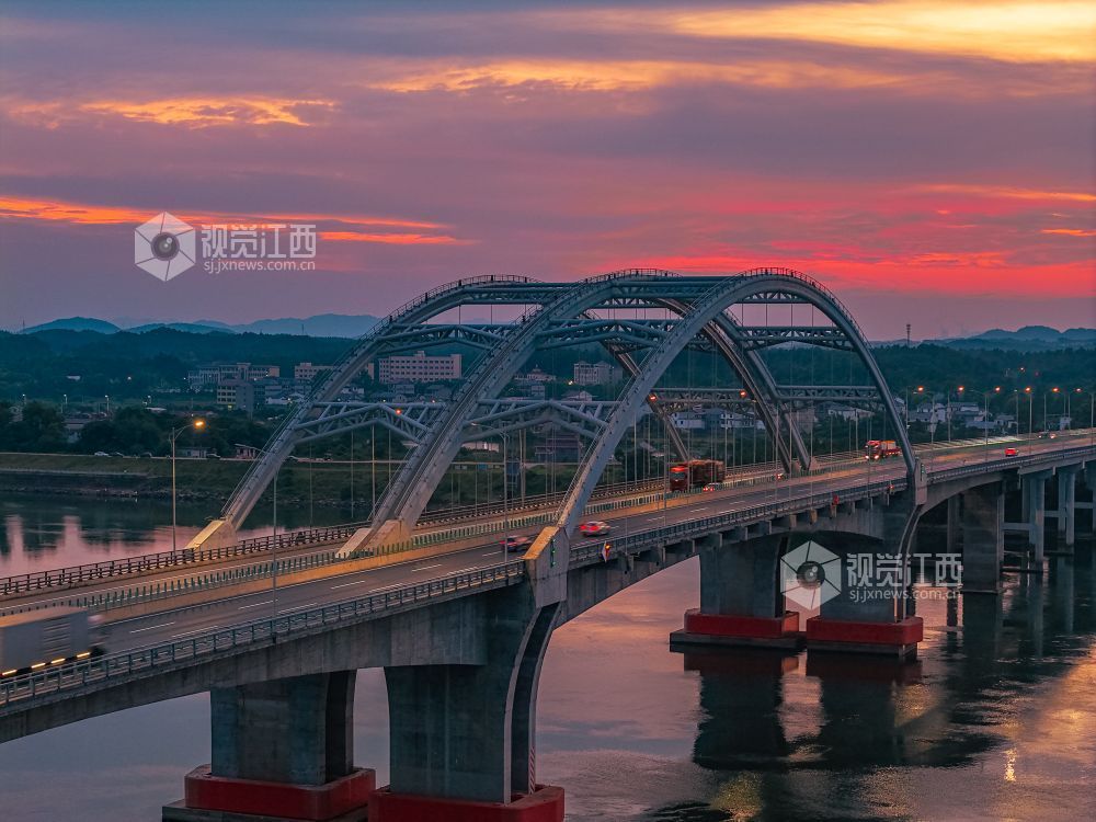 2026年7月11日在江西省吉安市峡江县赣江大桥拍摄的画面。