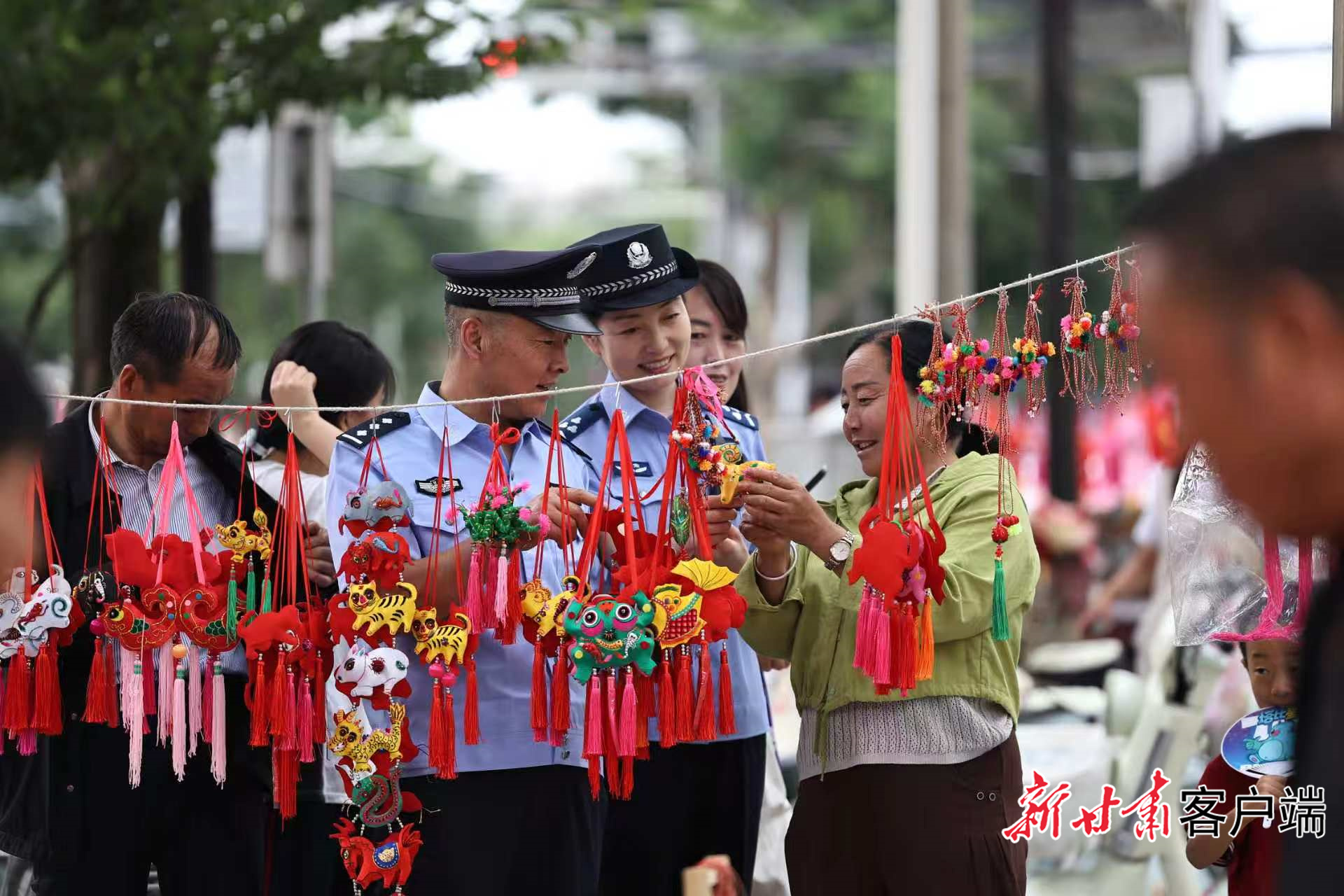 正宁县公安局城关派出所民辅警在端午香包市场开展反诈宣传