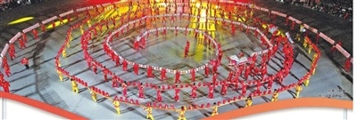 桥帮灯展演。　　特约记者曾嵘峰 摄