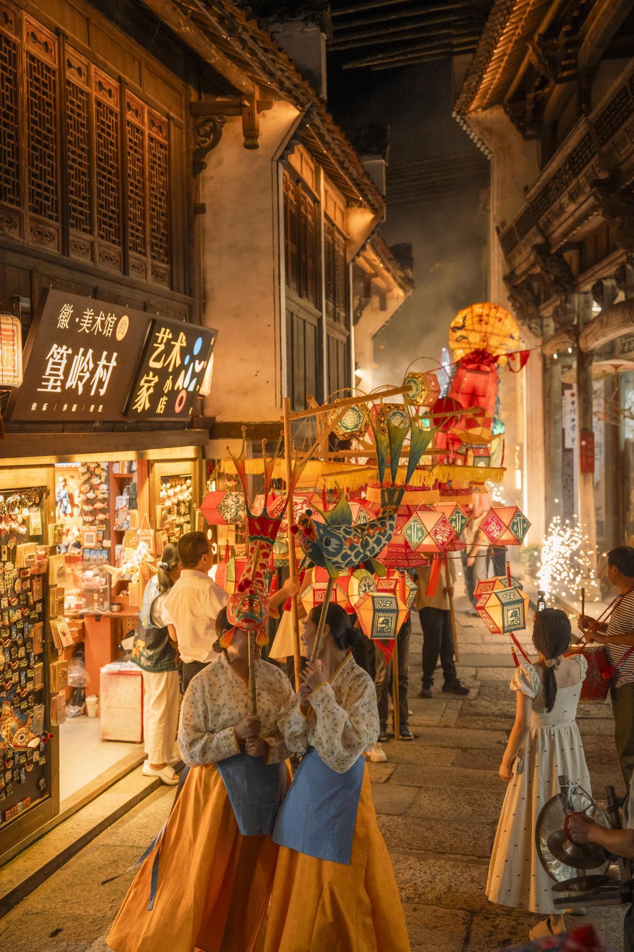 深耕夜间文旅业态 篁岭乡村非遗夜焕新上线
