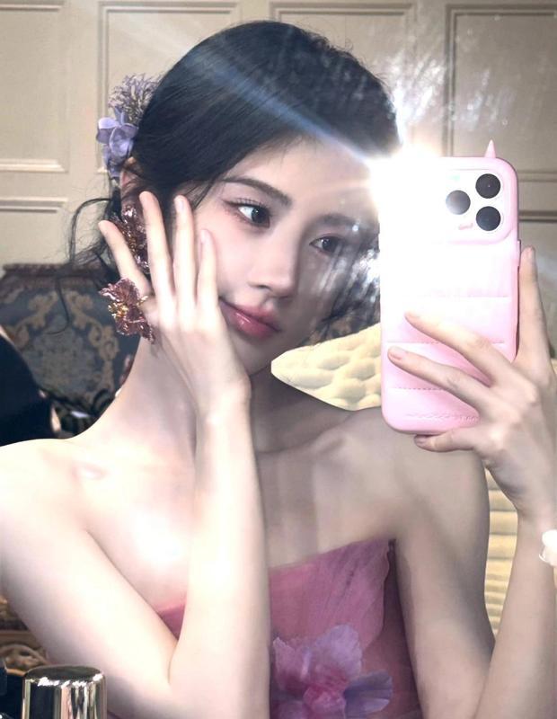 鞠婧祎落落大方。
