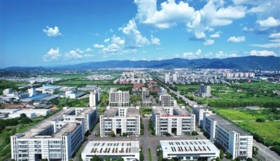7月6日，在蓝天白云的掩映下，梁平高新区更显勃勃生机。记者 向成国 摄