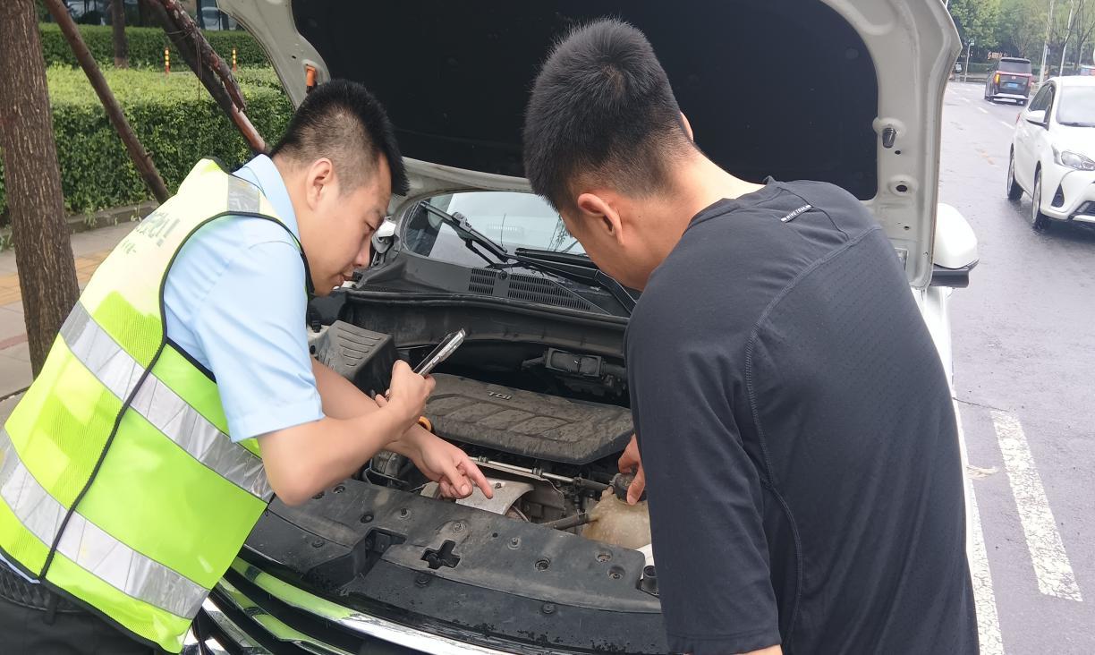 就在应急处置最吃紧的阶段,赵森学的岳父正处于病重需人陪护的关键时期。但他始终坚守在理赔应急一线,从未因个人家庭变故放松半分工作标准:白天全程驻守指挥中心统筹全区域水淹车辆调度、现场救援与案件跟进,在完成当日工作后,才抽短暂间隙赶往医院探望陪护。他始终把受灾群众的急难愁盼放在首位,以“舍小家为大家”的实际行动,践行了保险从业者的初心与担当。