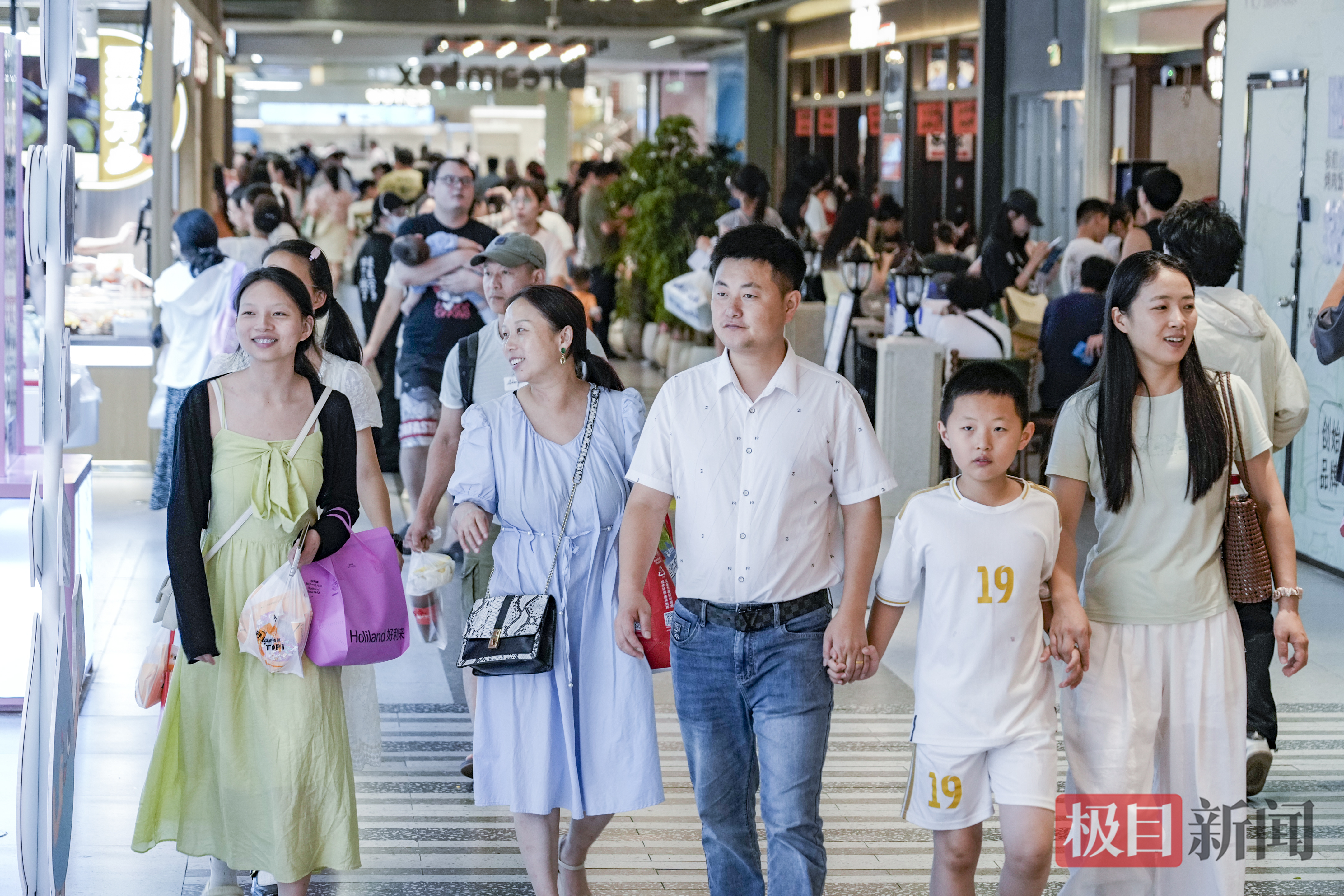 商场内，客流如织