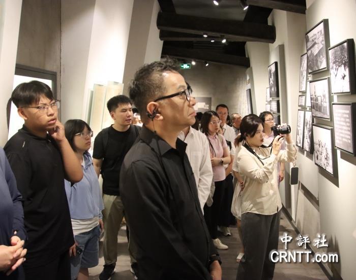 台湾民众党青年在上海访四行仓库,缅怀抗战历史