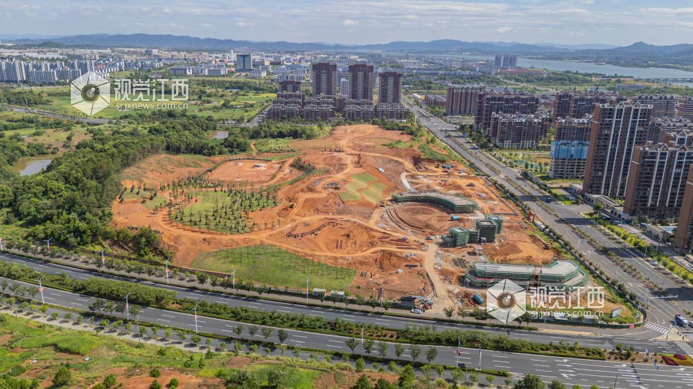 2026年7月19日，航拍镜头下，吉水县金滩体育公园施工现场塔吊林立、机械往来，工程建设有序铺开，约 160 亩场地轮廓清晰显现，一座集运动、休闲、生态于一体的综合体育公园雏形初现。