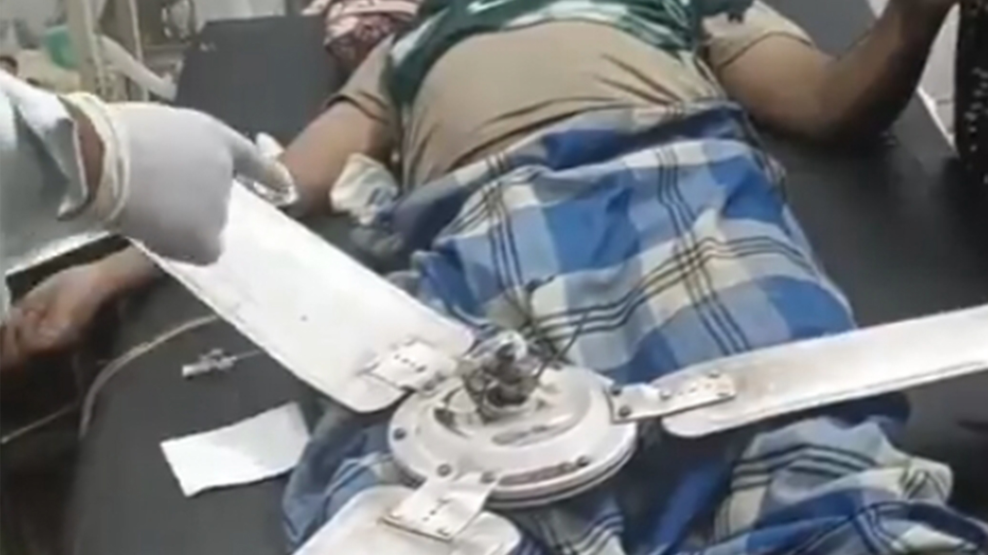 印度一男子因病被送往医院急诊科，治疗期间被掉落的吊扇砸中，数小时后不幸去世