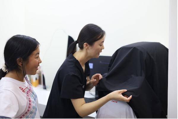 女孩们主动体验皮肤检测,了解皮肤的构造