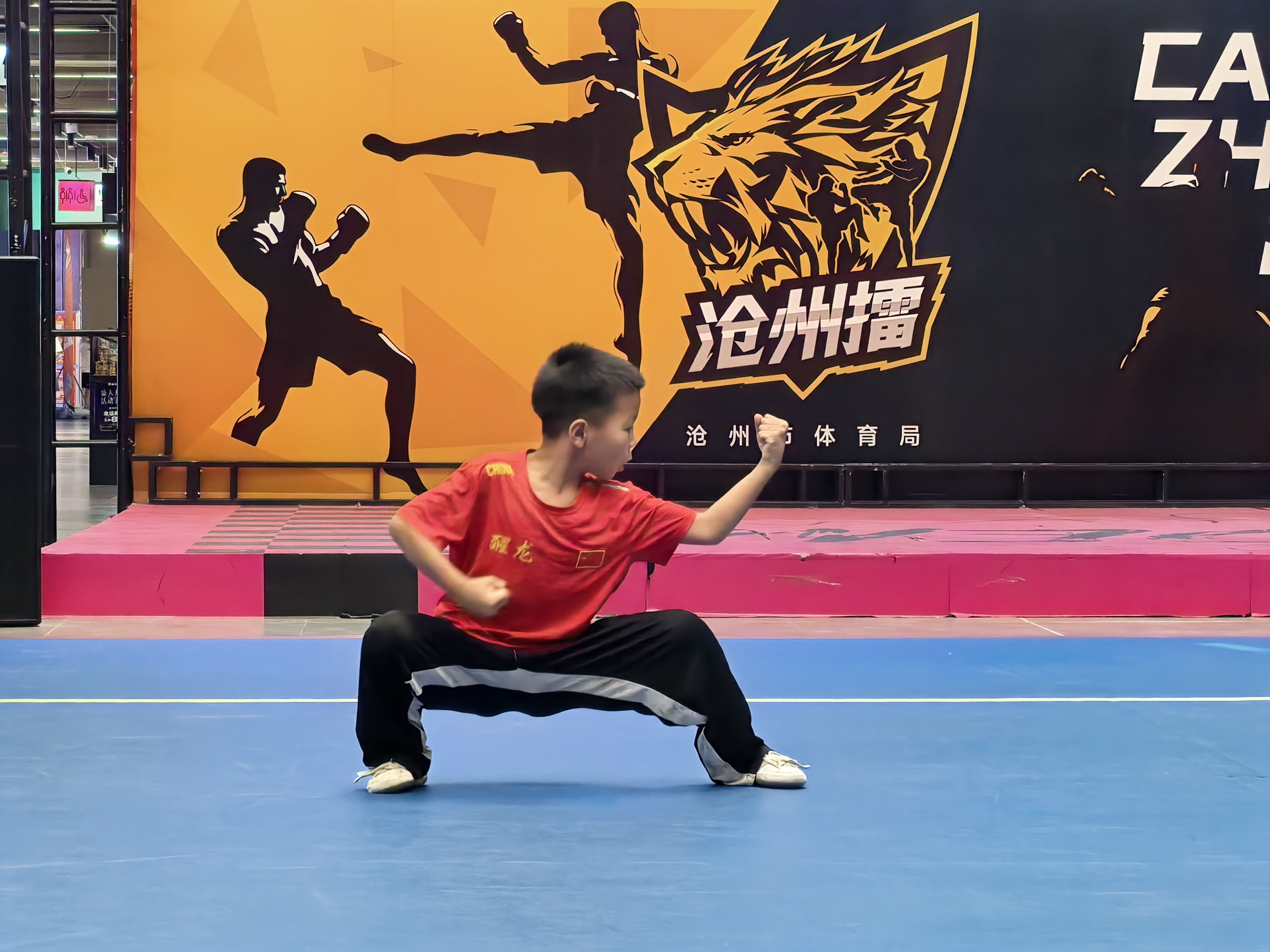 在本战沧州擂上半场传统武术展演环节,精彩武术上演。