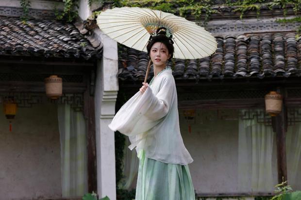 赵今麦温婉雅致。