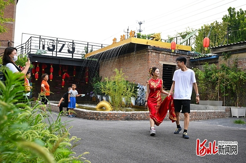 近日,邢台市襄都区1979邢襄创意小镇,一对情侣牵手漫步,在老旧厂房的复古氛围中定格甜蜜瞬间。河北日报记者 赵永辉摄