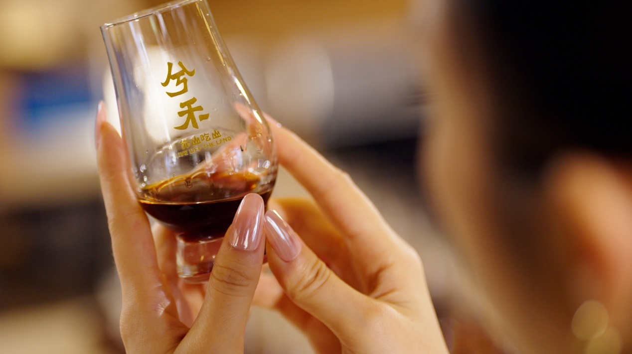 图|一小杯贵州米酒,盛着不同村寨的谷物、酒曲与酿造风味。