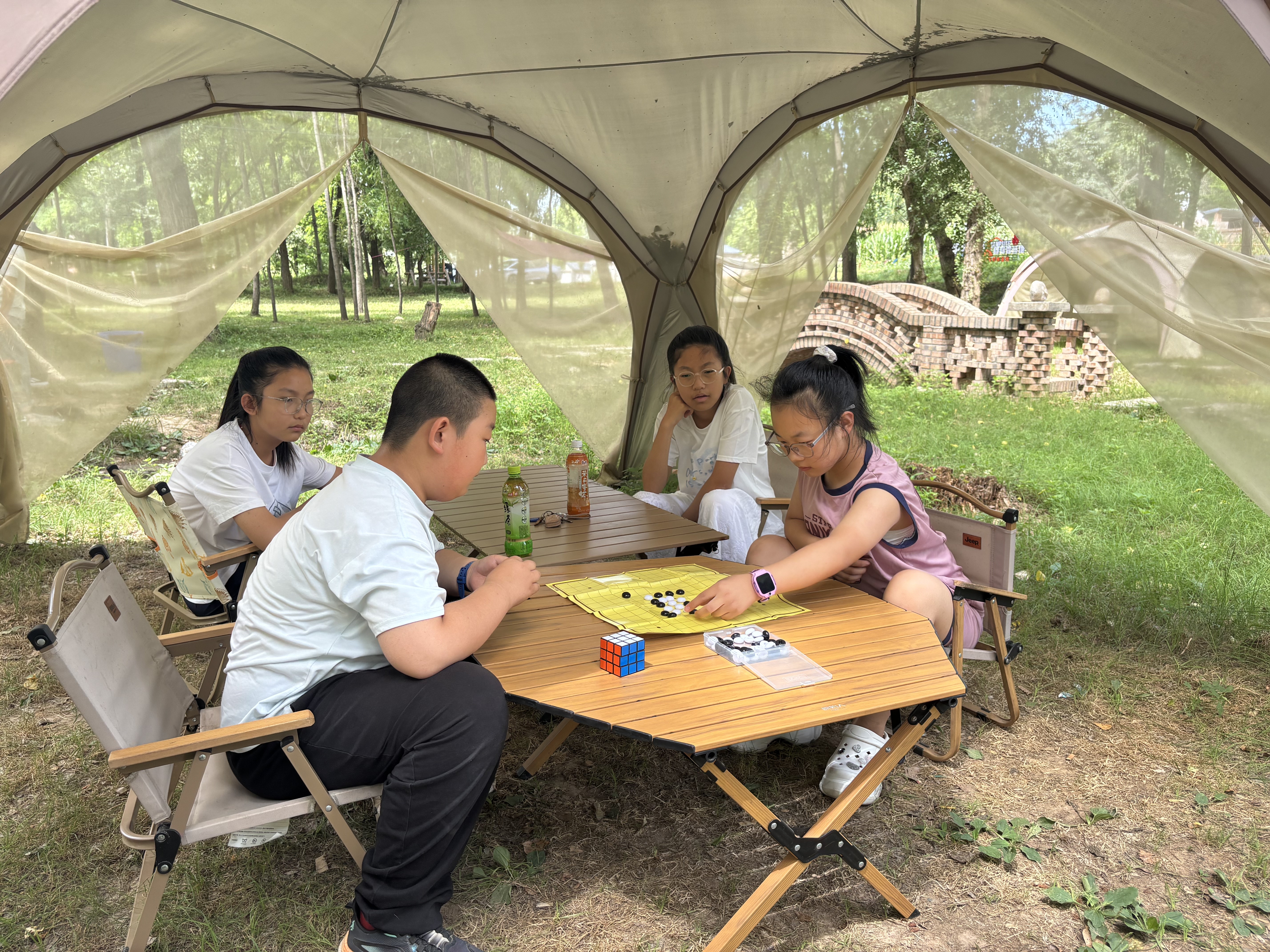 （孩子们玩五子棋）
