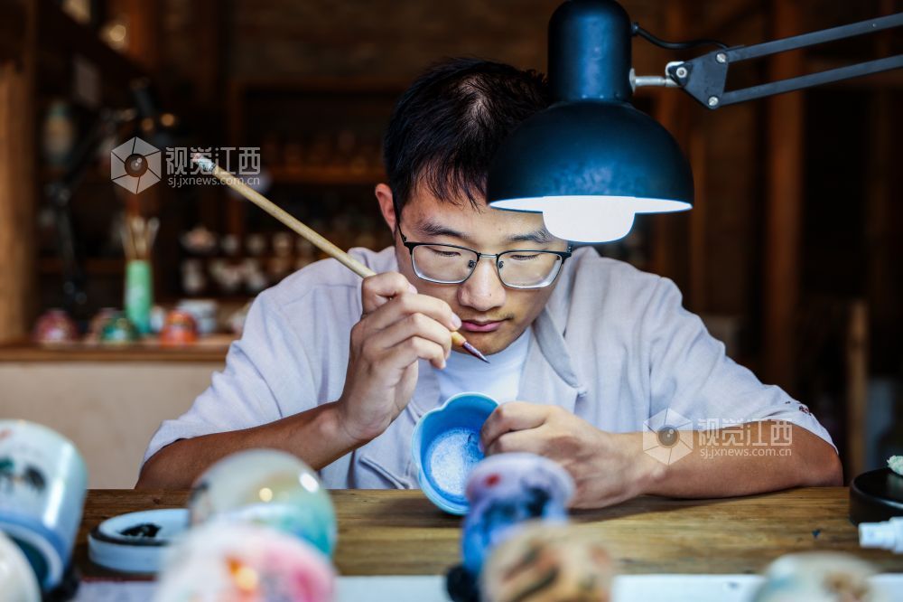 夏日的风裹着瓷都独有的温润气息,近日,江西省景德镇御窑厂国家古遗址公园迎来了暑期参观客流高峰。