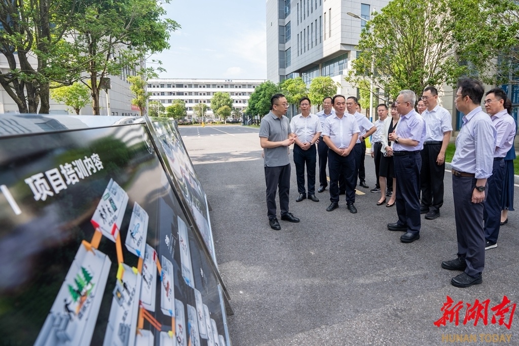 7月20日,沈晓明在位于雨韶产业园的湖南公共安全教育实训基地规划选址地调研。