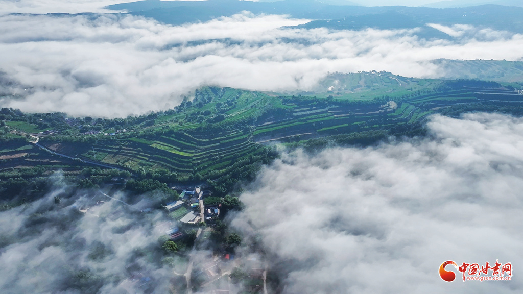 庄浪县层层叠叠的梯田隐没于浩瀚云海之中