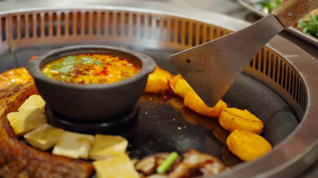 图|食材在烙锅上慢慢煎香,最先升起来的是属于夜晚的烟火气。