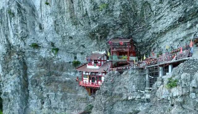 贵州深山发现一座悬空寺，百米崖壁上仅靠两根木棍支撑太不可思议