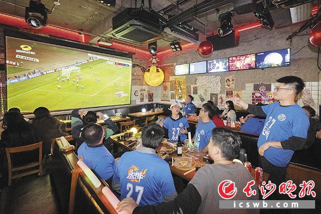 2025年,长沙市商务局联动全城各大核心商圈、特色夜市、文旅地标,打造亮点满满的“湘超第二现场观赛专区”。记者在东茅街茶馆、火宫殿等处看到,球迷们在烟火气里看湘超,氛围十足。 长沙晚报全媒体记者 黄启晴 摄(资料图片)