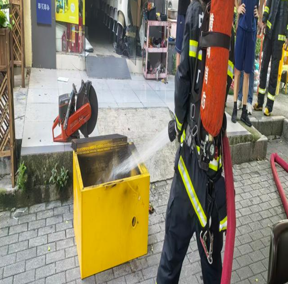 消防员对防爆柜内冒烟的电池进行冷却降温