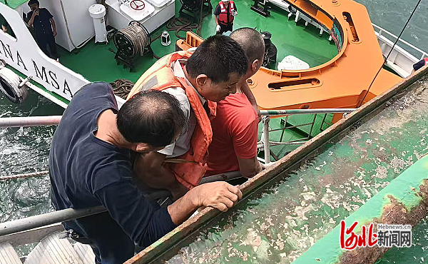 患者从“海巡15061”轮上转移下来。曹妃甸海事局交管中心供图