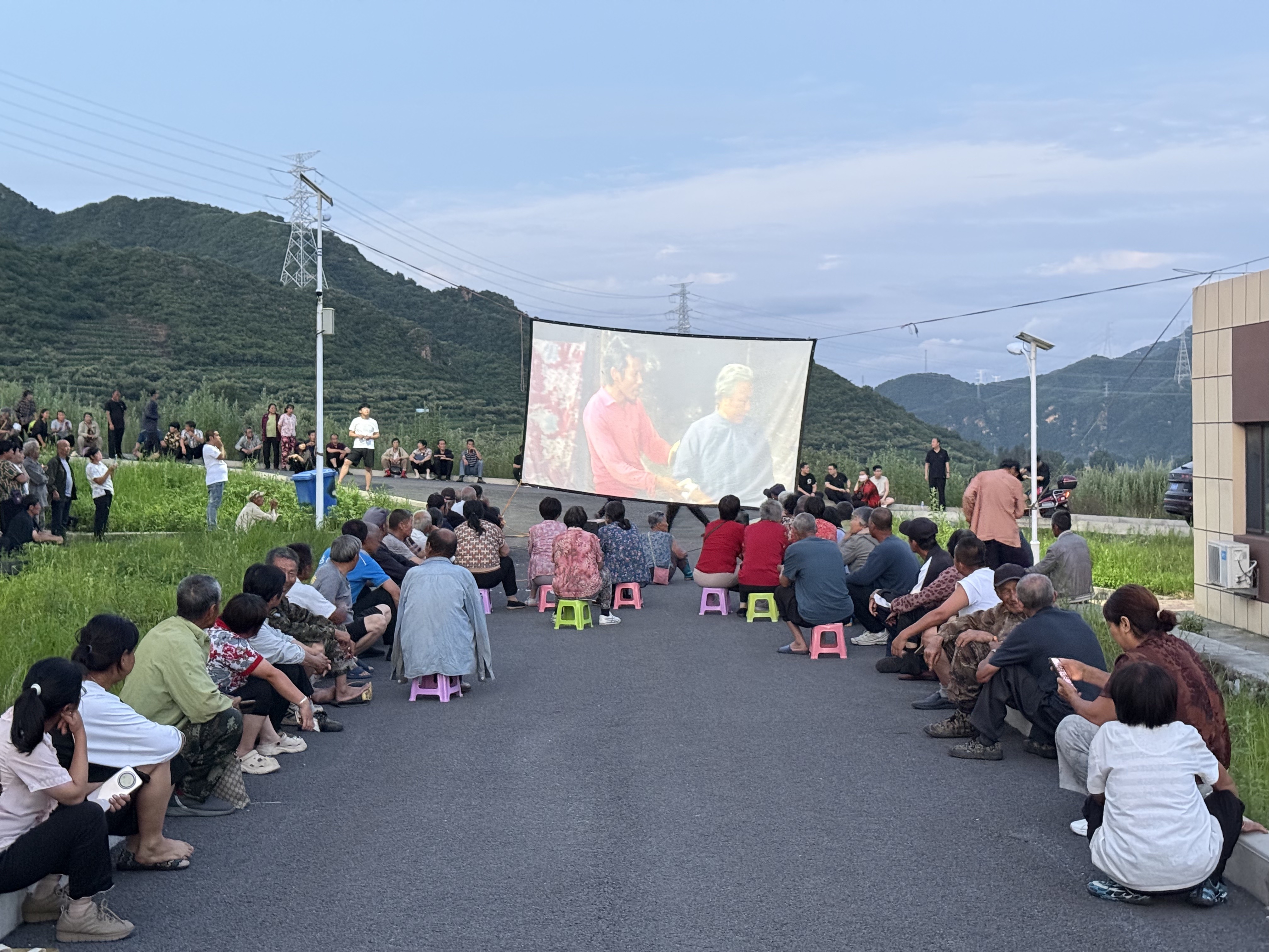 宽城满族自治县苇子沟乡安置点,农村电影公益放映现场。