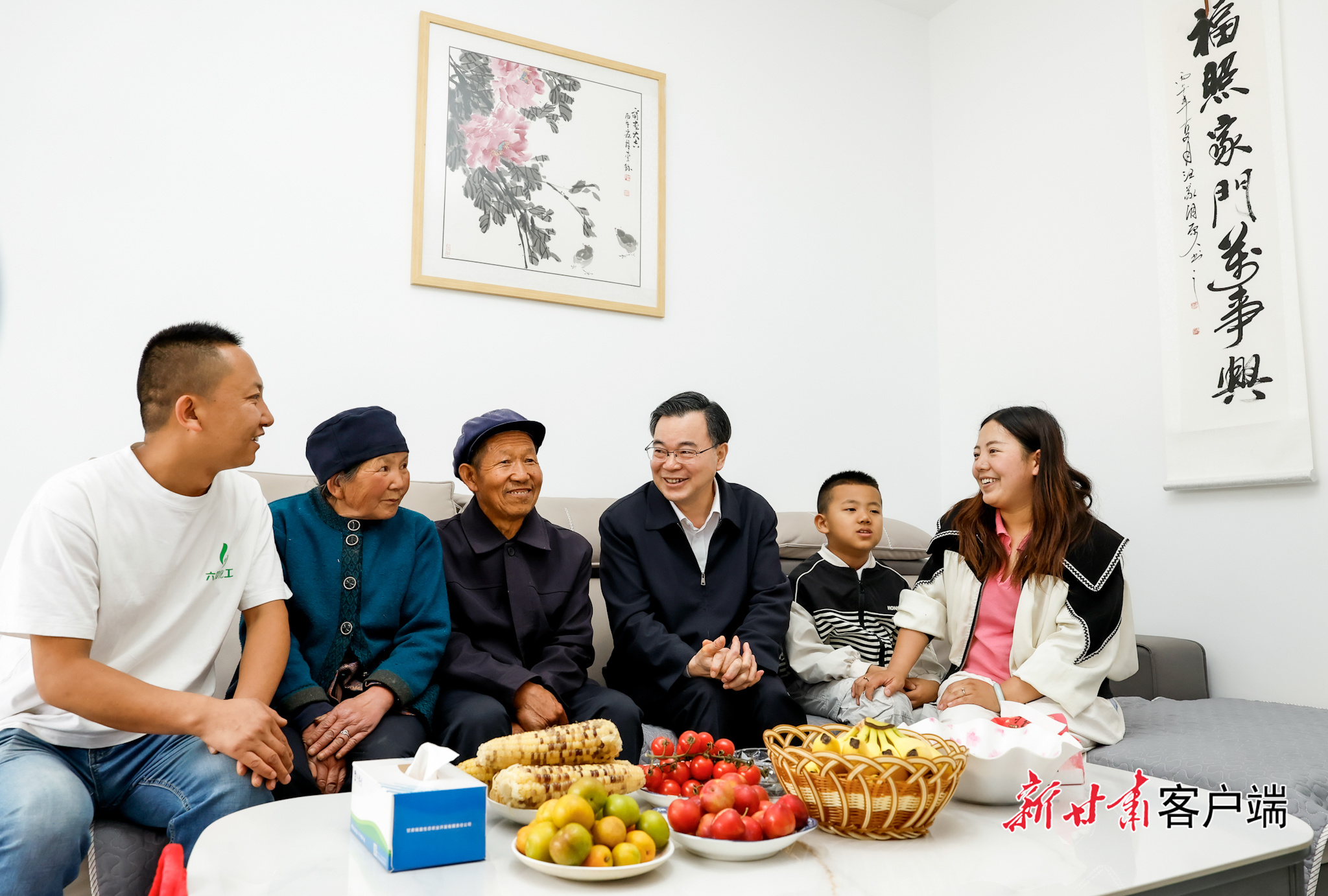 7月18日,省委书记、省人大常委会主任胡昌升在定西市陇西县、漳县和天水市武山县调研地震灾后恢复重建工作,看望慰问受灾群众、一线建设者和基层党员干部。新甘肃·甘肃日报记者 孟捷