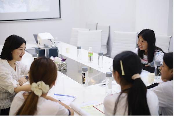 4个想当记者和作家的女孩围着郑婷问了很多问题