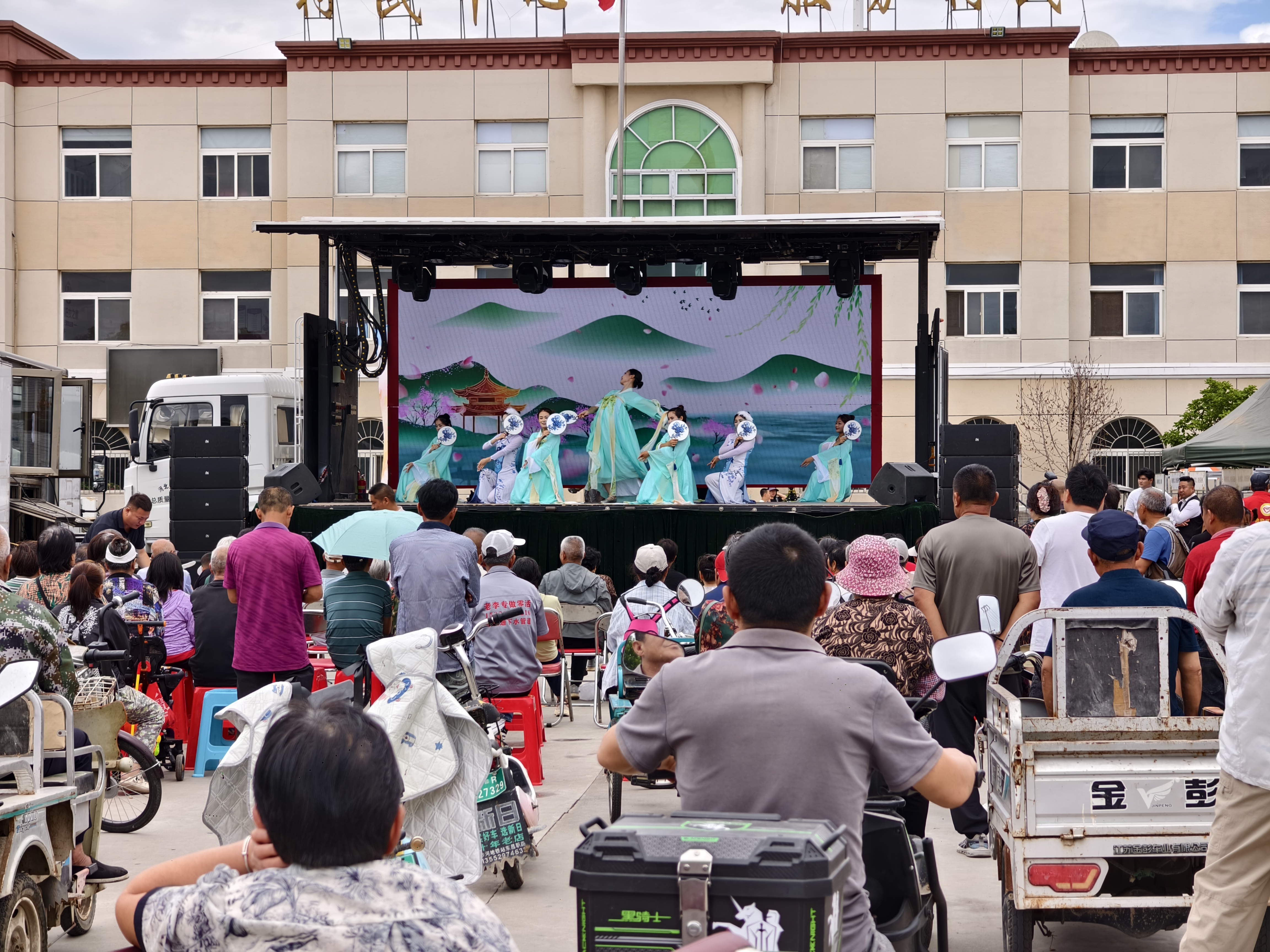 三河市评剧歌舞团组织文化下乡演出活动。周建军/摄