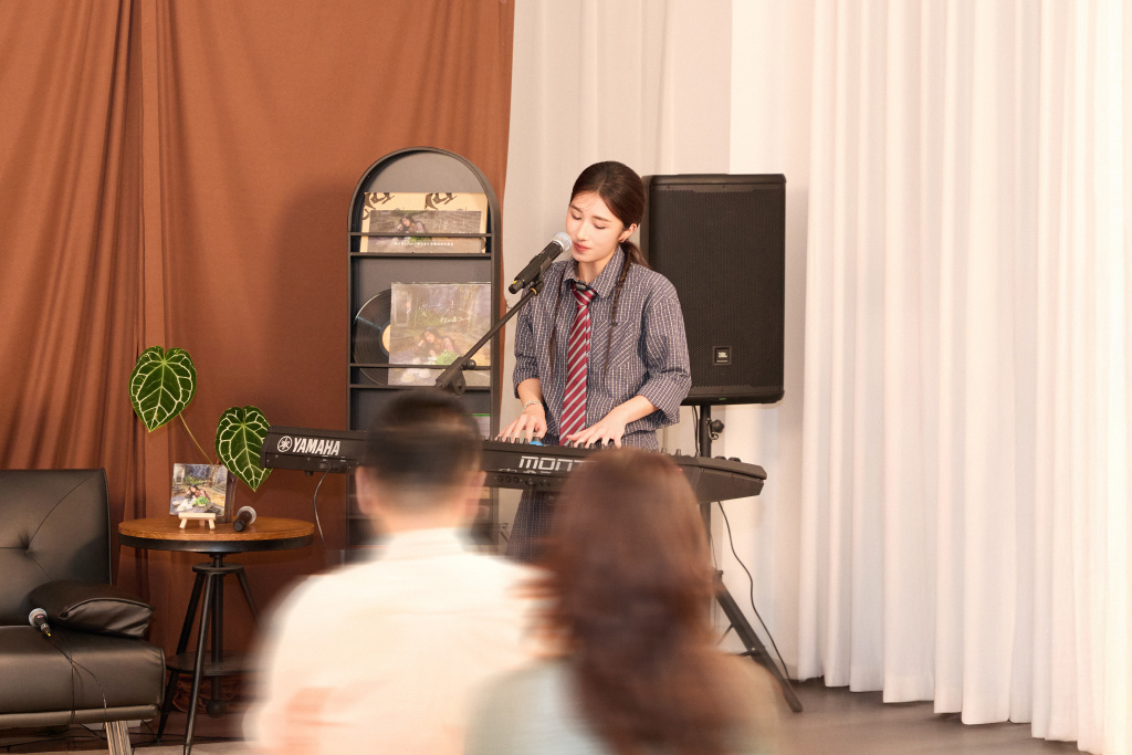 陈以诺在分享会现场奏唱专辑代表曲目《天公落水》　本文全部图片由环球音乐提供