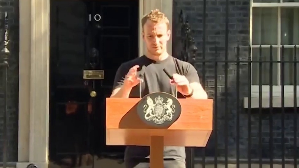 新首相演讲时没用讲台，英媒特意做了个视频怀念“搬讲台的帅哥”