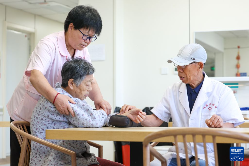 7月23日,在河北省石家庄市元氏县福缘养老院,医生为老人把脉问诊。