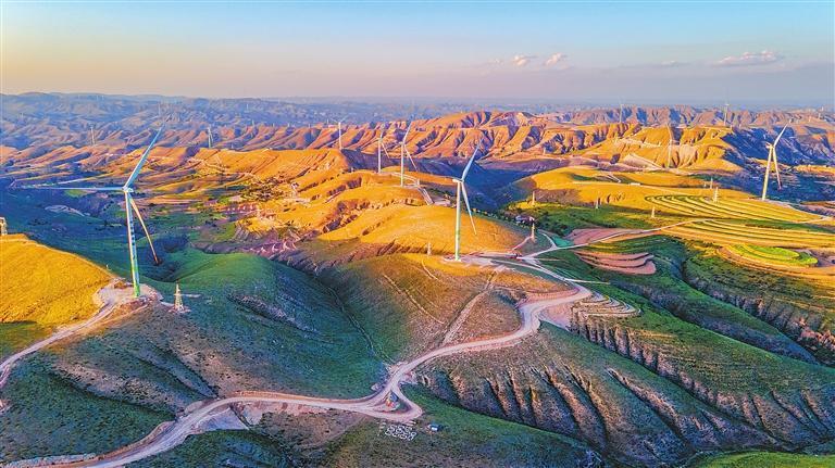 位于环县南湫乡境内的“陇电入鲁”配套—华能陇东能源基地600万千瓦风光储综合新能源示范项目 新甘肃·甘肃日报记者 丁凯
