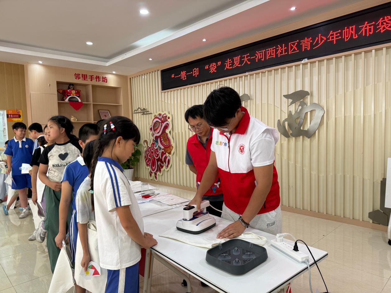 一笔一印,“袋”走夏天—河西社区青少年用创意点亮暑期生活