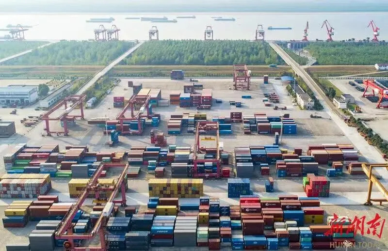 (岳阳城陵矶新港码头一片繁忙。湖南日报全媒体记者 徐典波 摄)