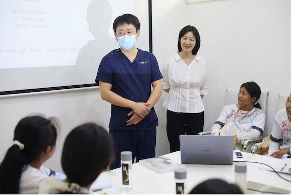 大美仁喜的杨吉医生给孩子们讲了他如何成为医生的故事