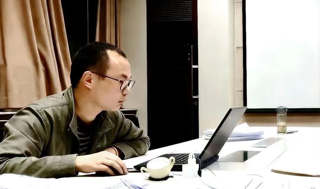 @黄金雷