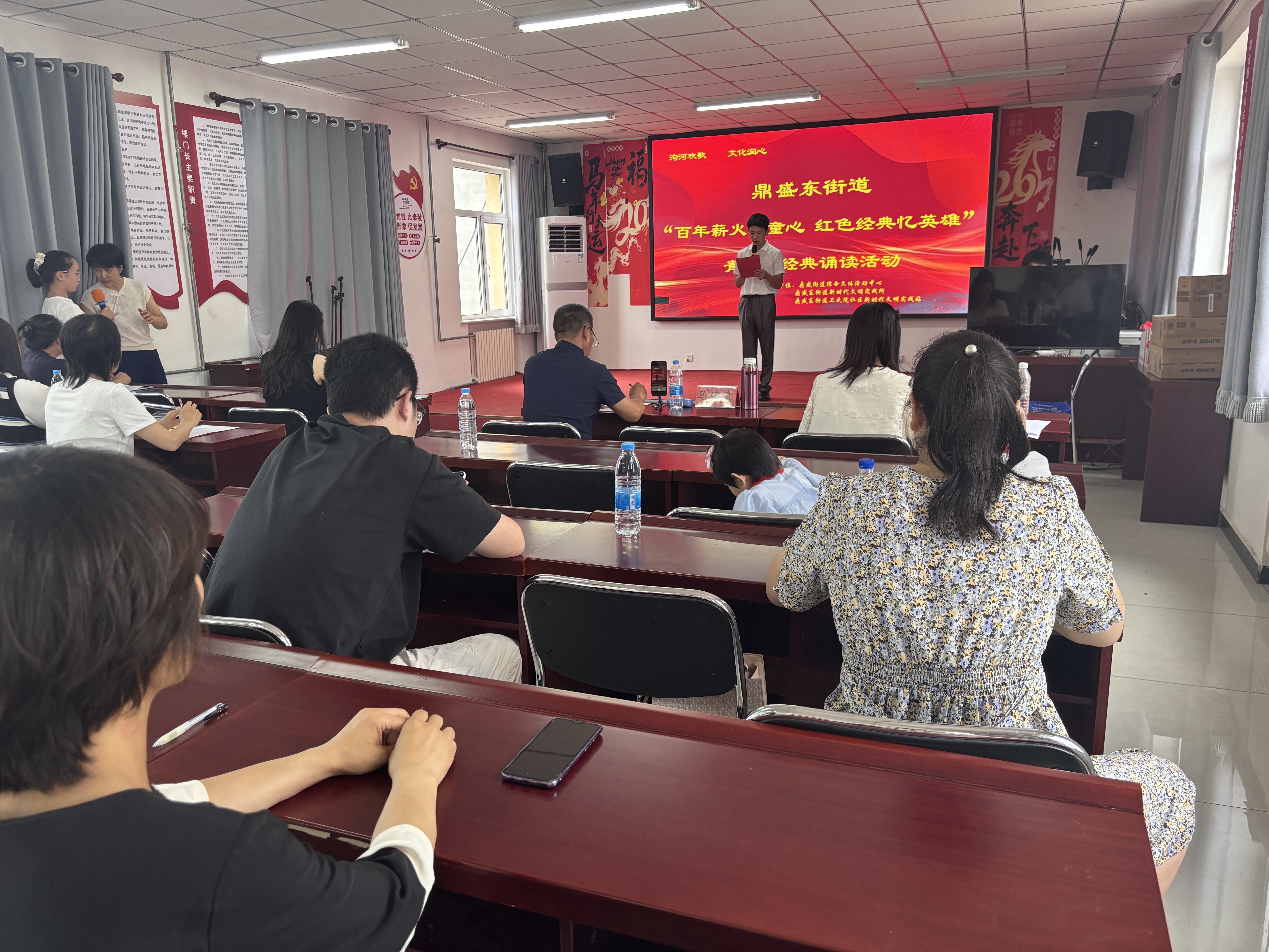 三河市鼎盛东街道开展青少年经典诵读活动。刘晓雪/摄