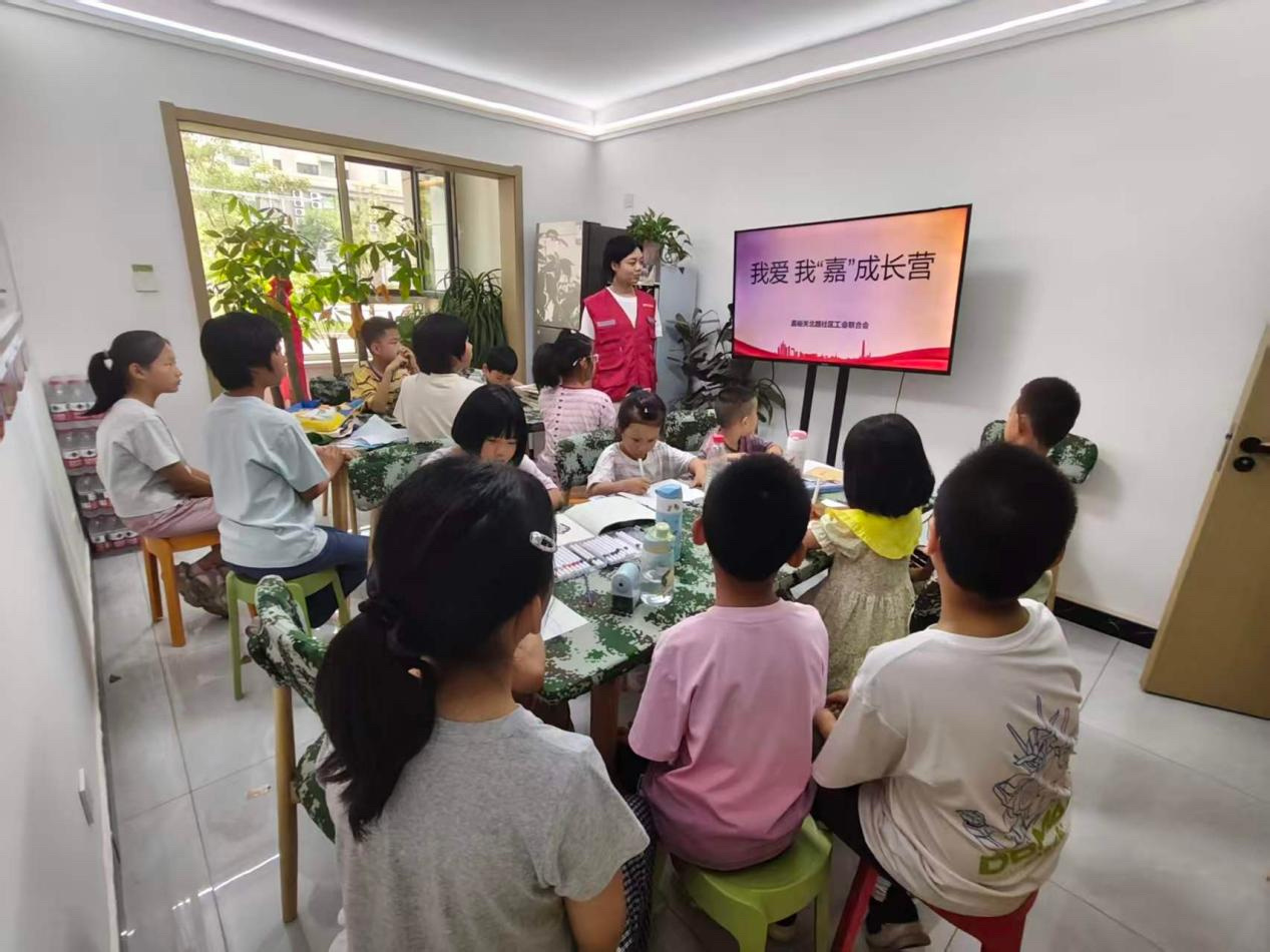 志愿者开展作业指导