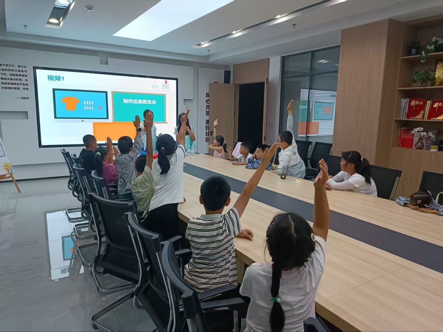 孩子们积极参与,课堂氛围热烈.jpg