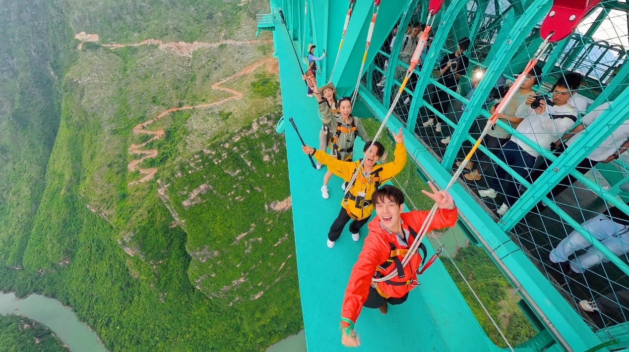 图|湾区达人在高空项目中挑战速度,也重新感受贵州山地的尺度。