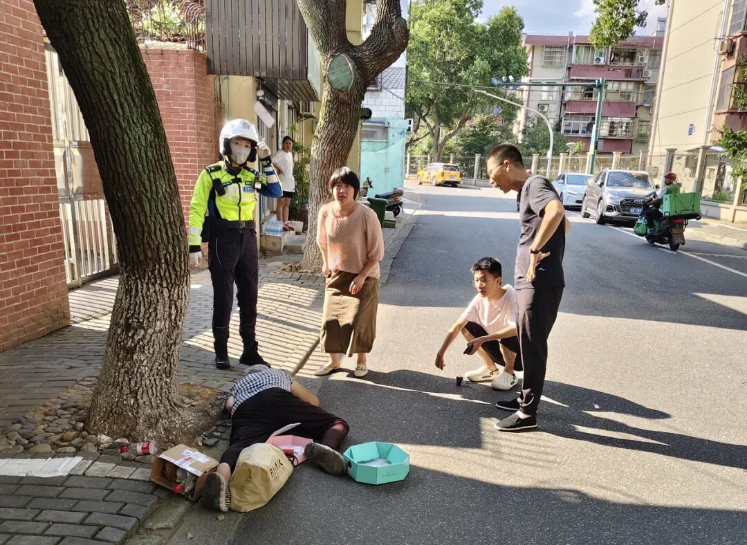 余姚八旬老人中暑晕倒，接下来这一幕暖了整条街！